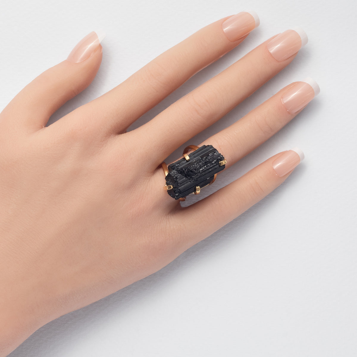 Bague en onyx noir facetté forme libre