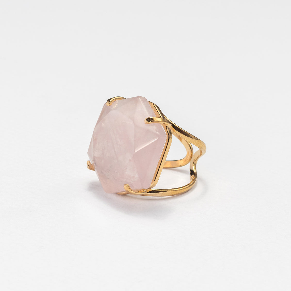 Bague en quartz rose avec grand cabochon hexagonal facetté