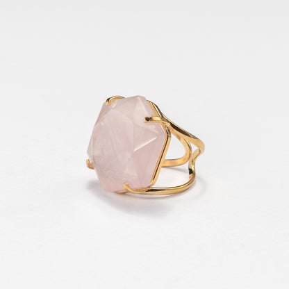 Bague en quartz rose avec grand cabochon hexagonal facetté
