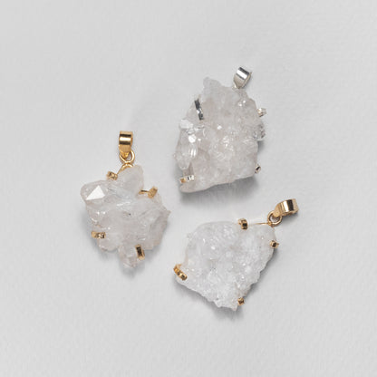 Pendentif en cristal de roche en grappe
