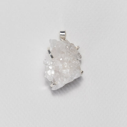 Pendentif en cristal de roche en grappe