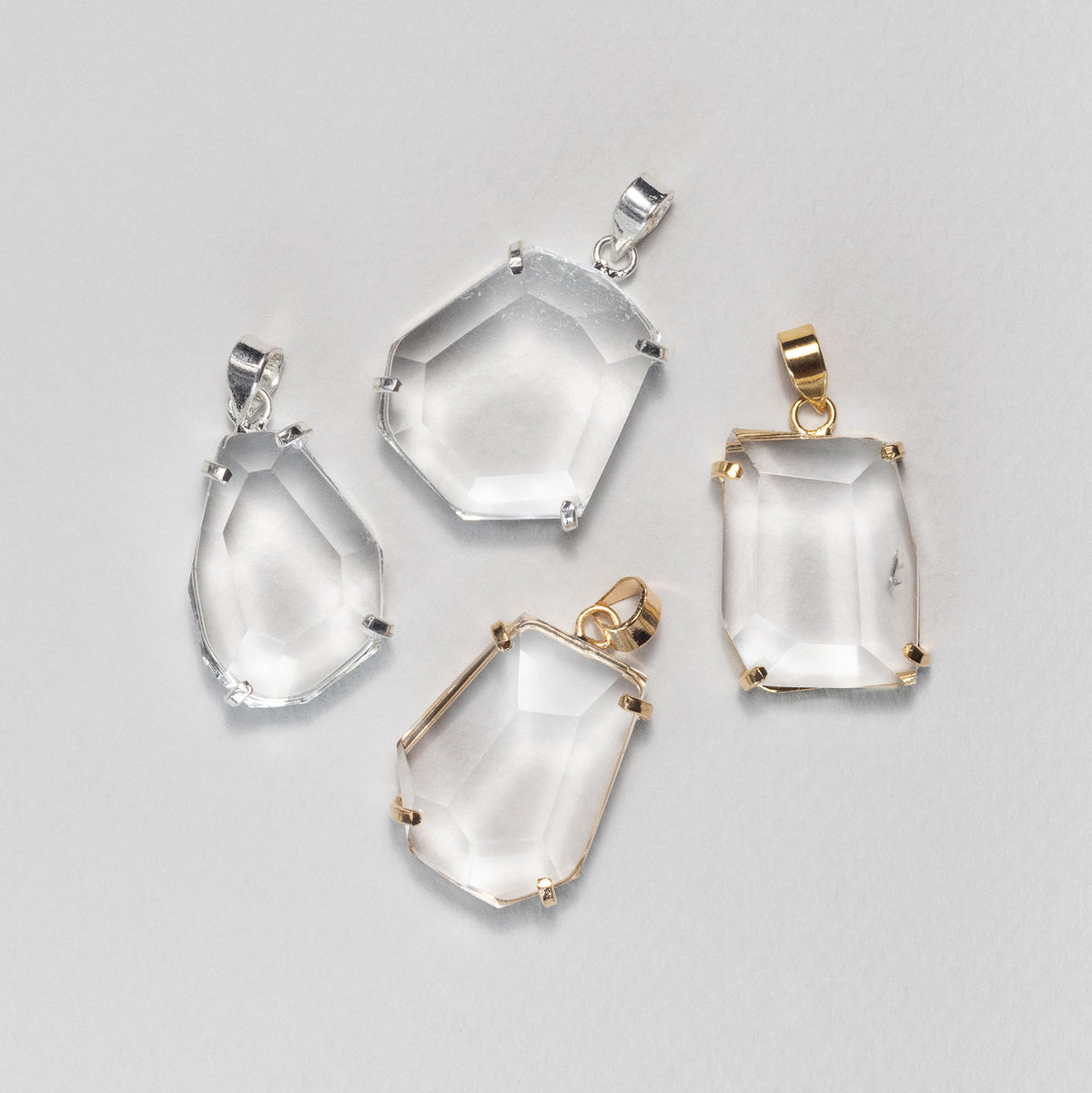 Pendentif en cristal facetté forme libre