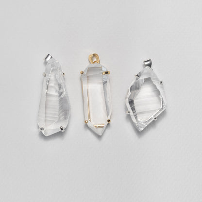 Pendentif en cristal facetté forme libre