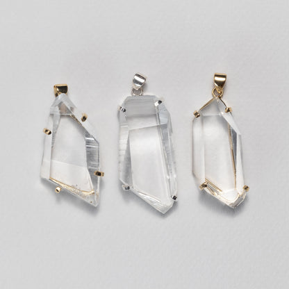 Pendentif en cristal facetté forme libre