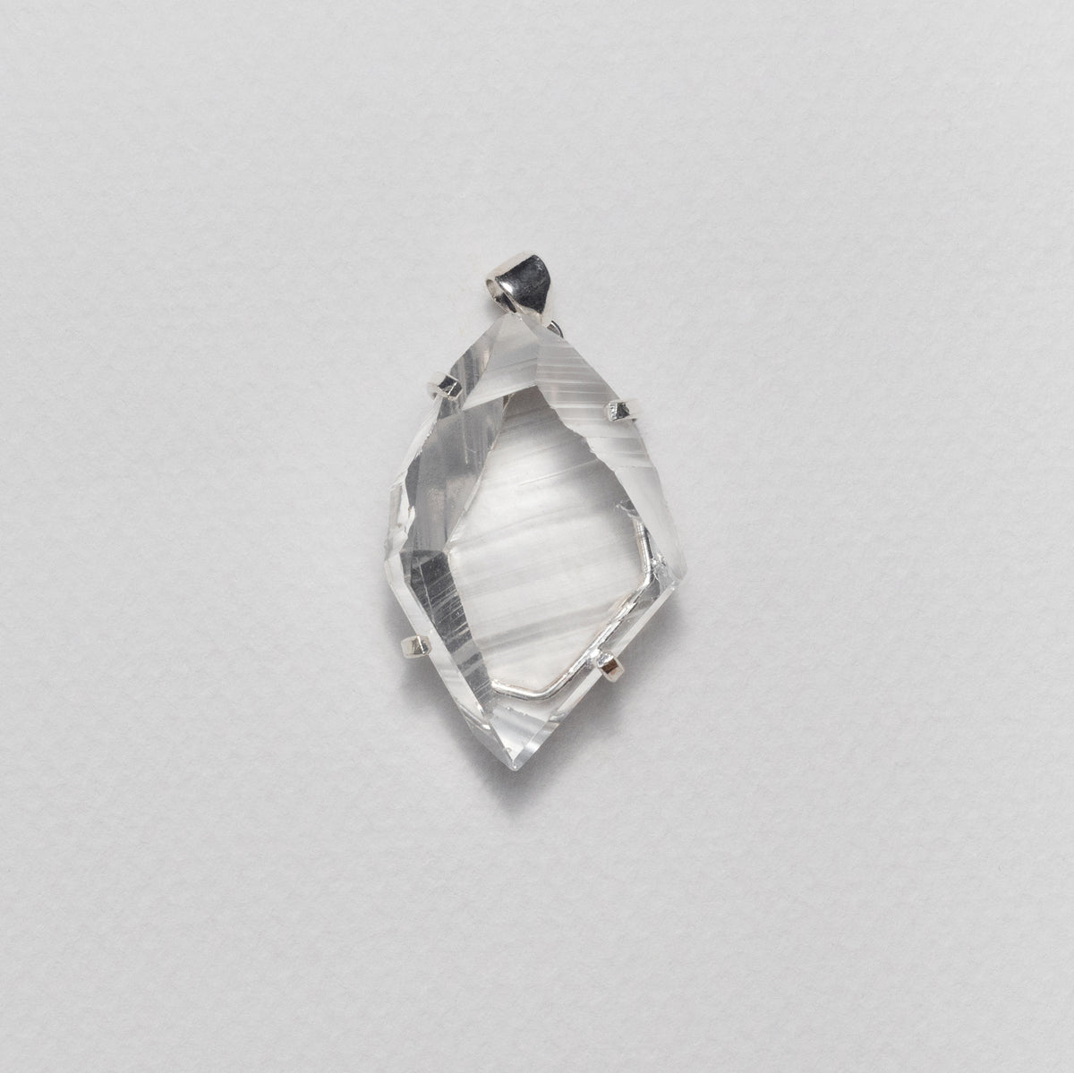 Pendentif en cristal facetté forme libre