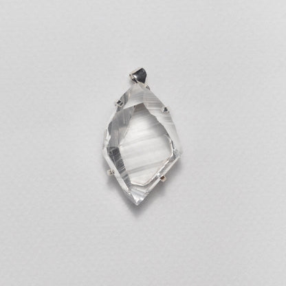 Pendentif en cristal facetté forme libre