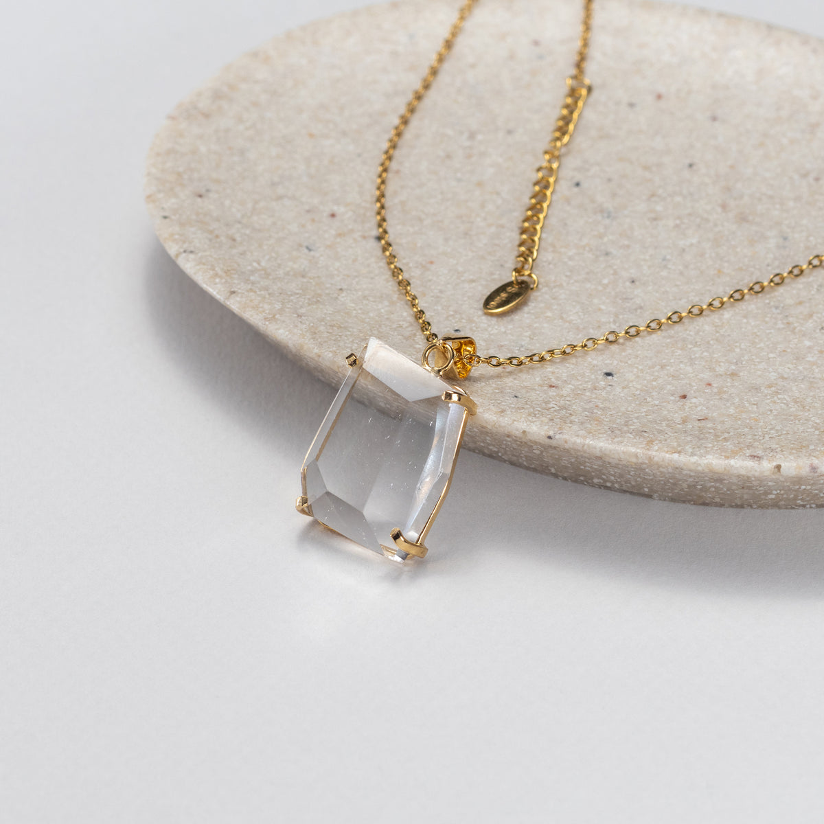 Pendentif en cristal facetté forme libre