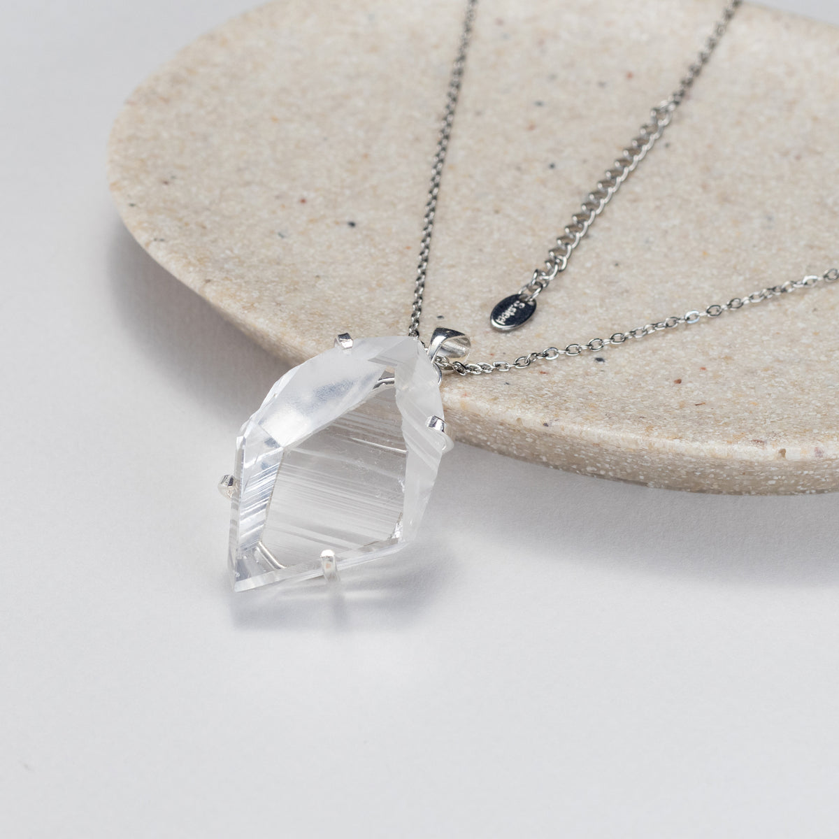 Pendentif en cristal facetté forme libre