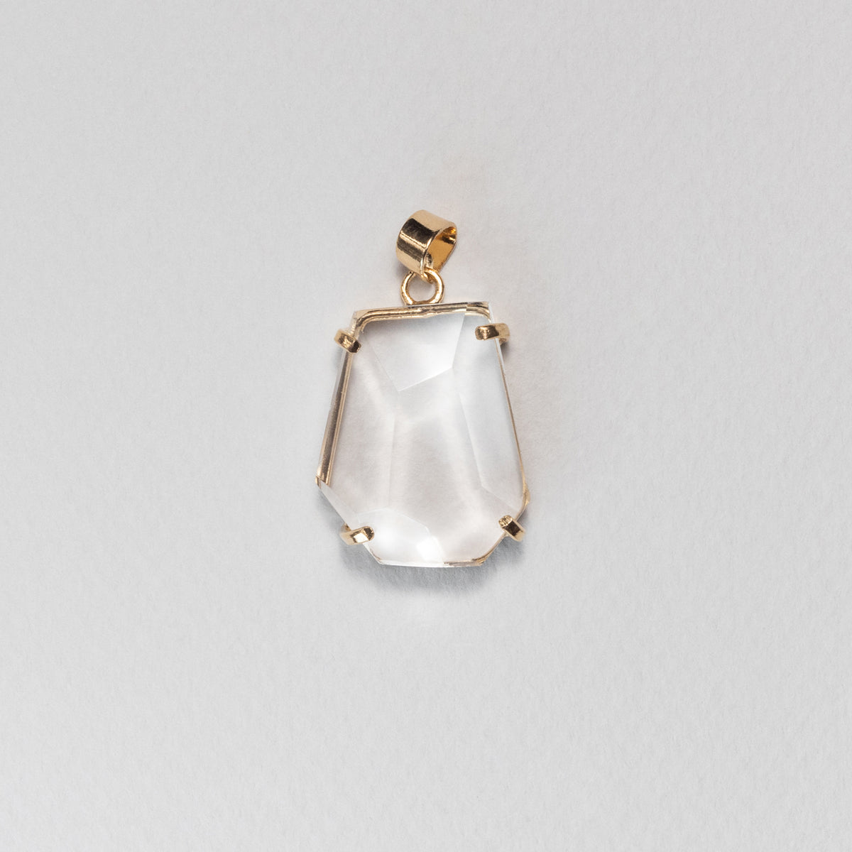 Pendentif en cristal facetté forme libre