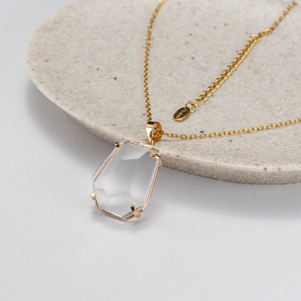 Pendentif en cristal facetté forme libre