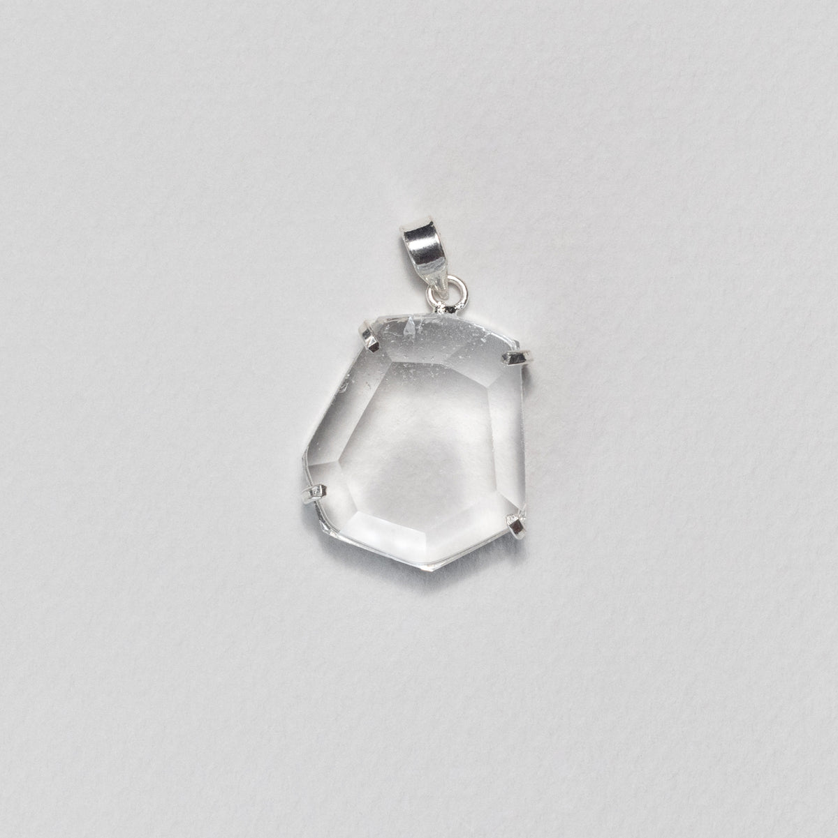 Pendentif en cristal facetté forme libre