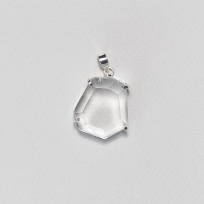 Pendentif en cristal facetté forme libre