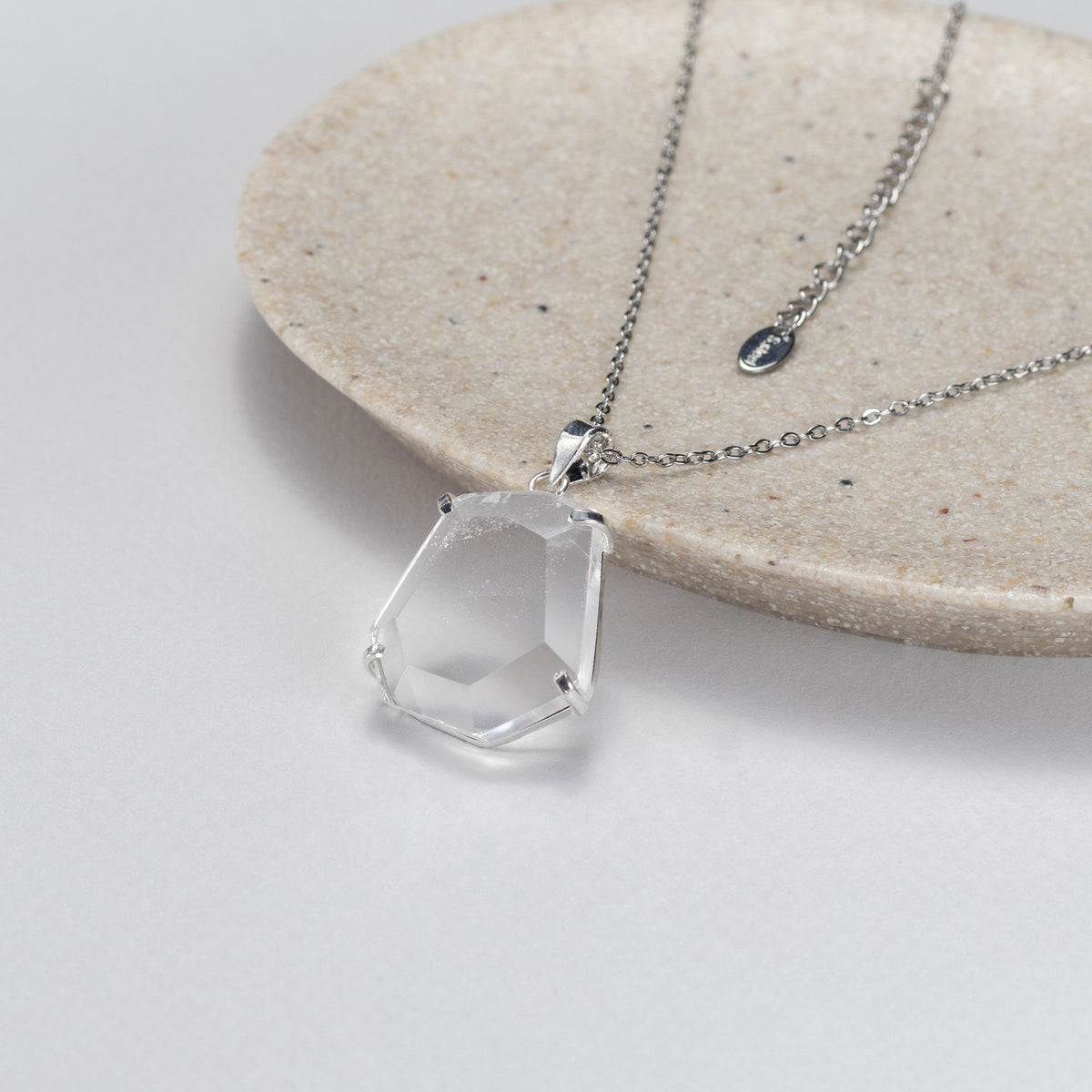 Pendentif en cristal facetté forme libre