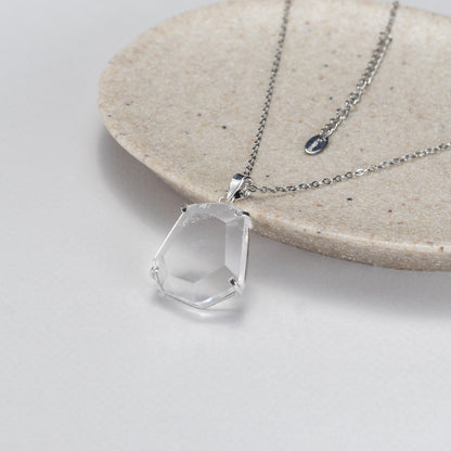 Pendentif en cristal facetté forme libre