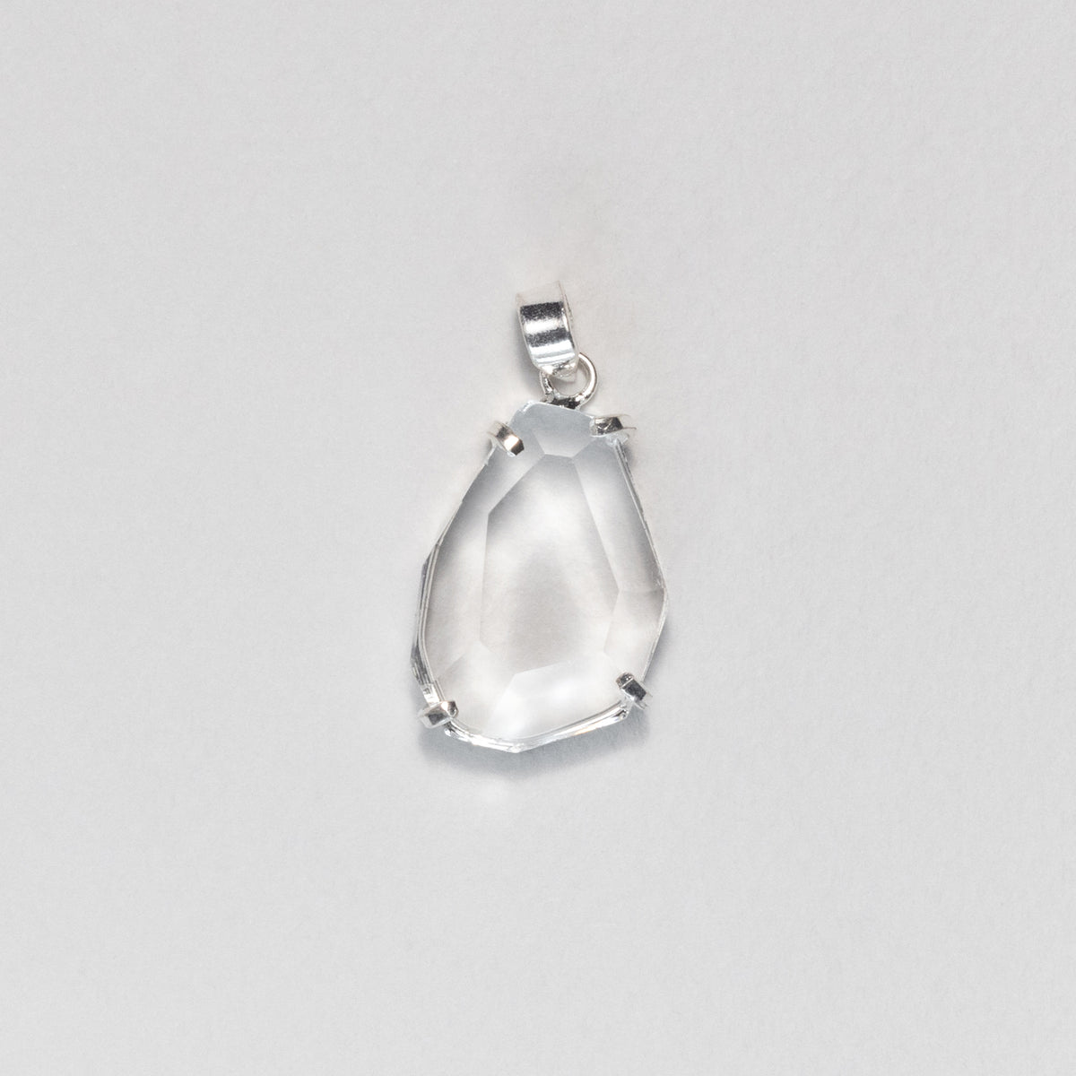 Pendentif en cristal facetté forme libre