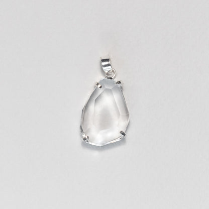 Pendentif en cristal facetté forme libre
