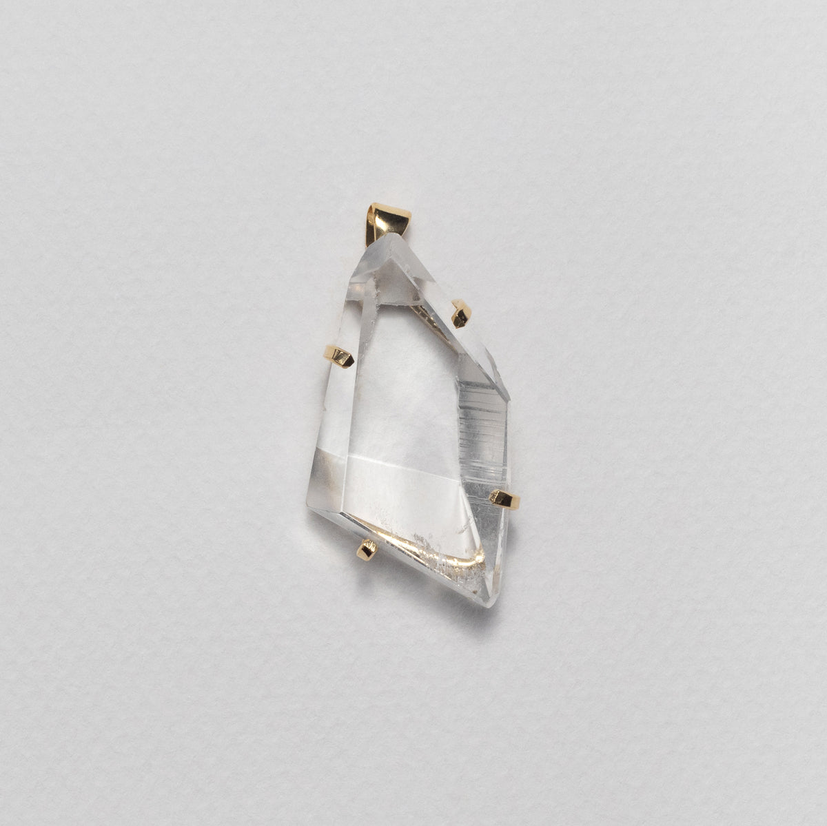 Pendentif en cristal facetté forme libre