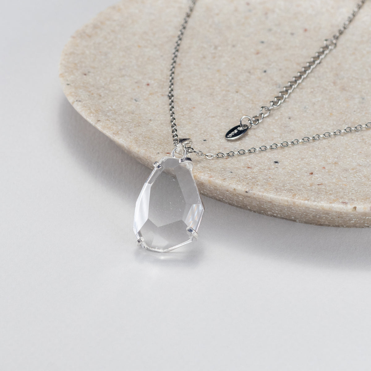 Pendentif en cristal facetté forme libre