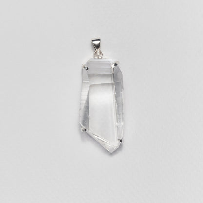 Pendentif en cristal facetté forme libre