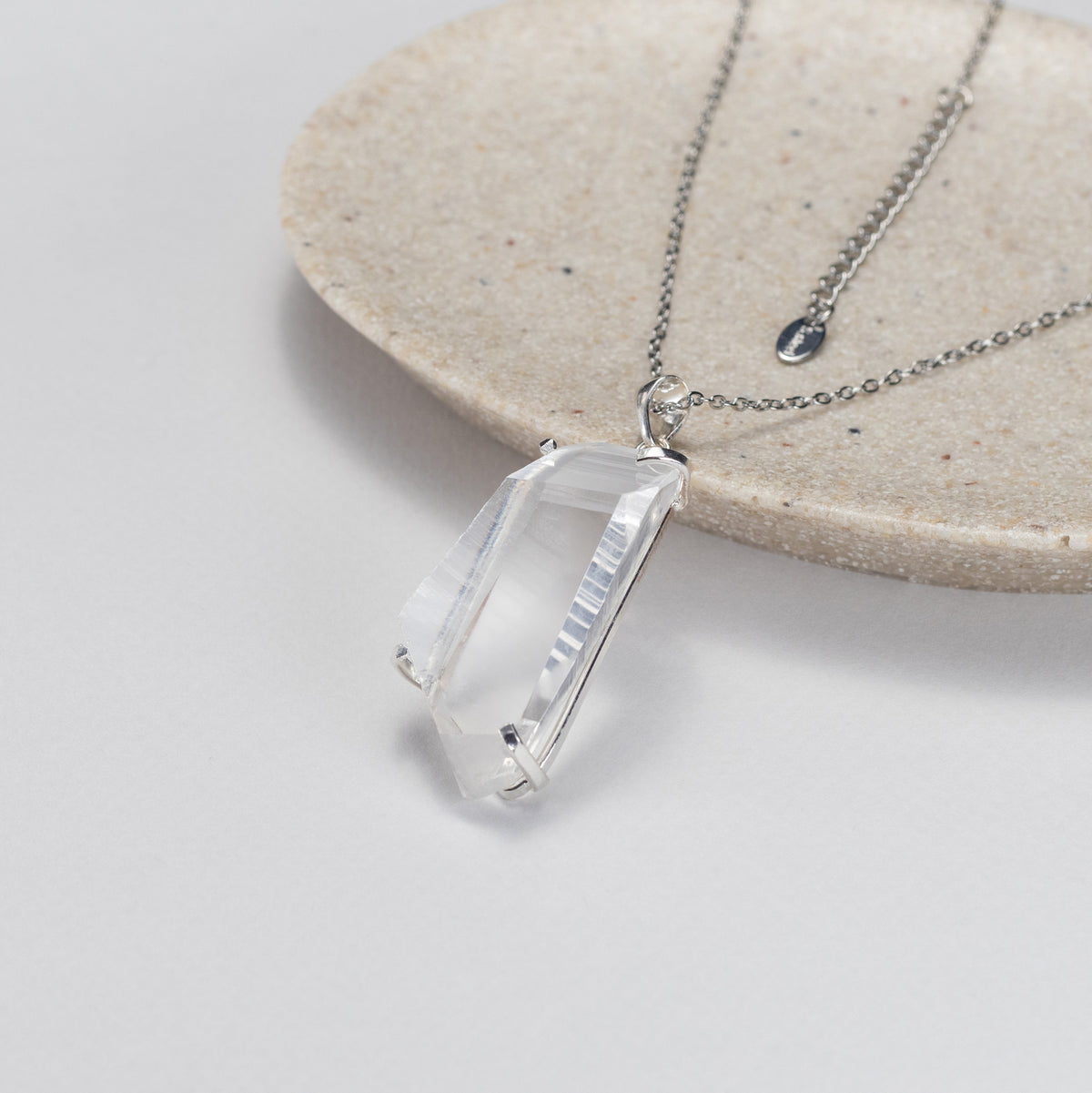 Pendentif en cristal facetté forme libre