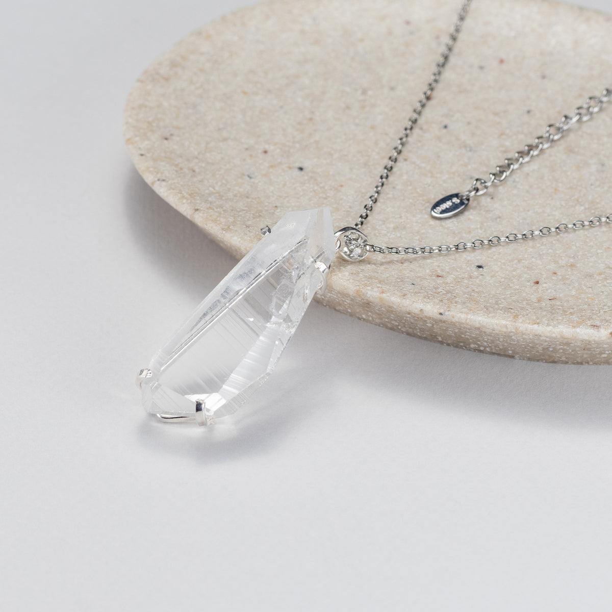 Pendentif en cristal facetté forme libre