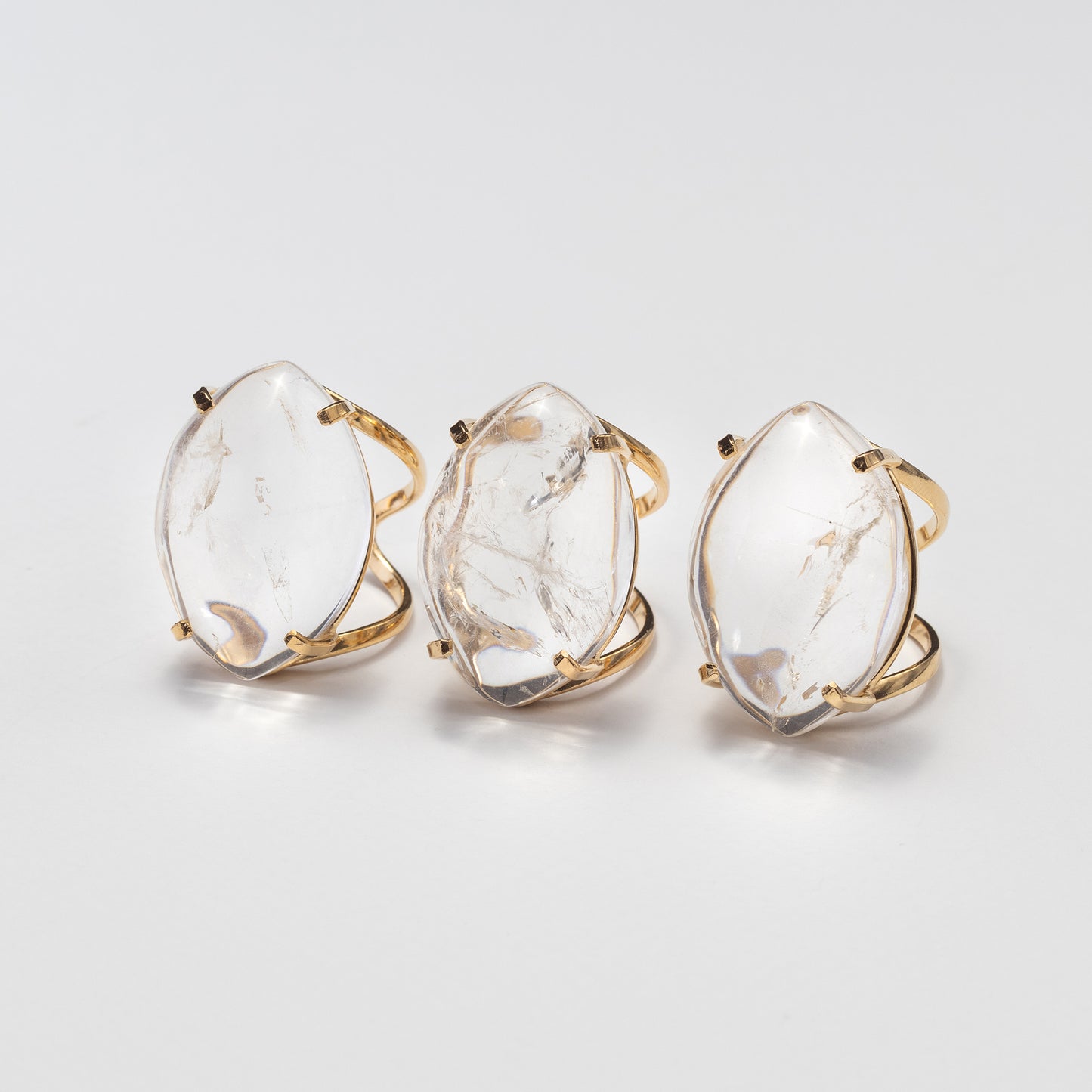Bague en cristal de roche cabochon marquise