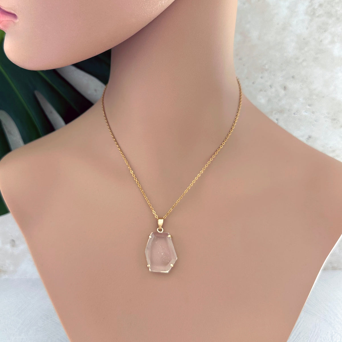 Pendentif en cristal facetté forme libre