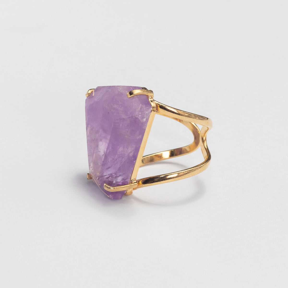 Bague en améthyste facettée forme libre
