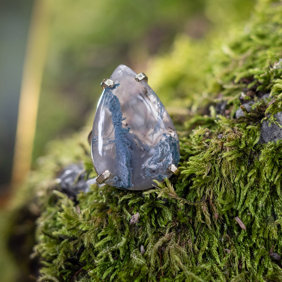 Bague en agate mousse avec cabochon en forme de goutte