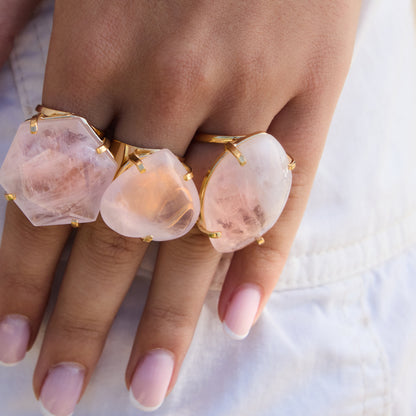 Bague en quartz rose avec grand cabochon hexagonal facetté