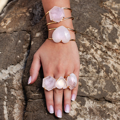 Bague en quartz rose avec grand cabochon hexagonal facetté